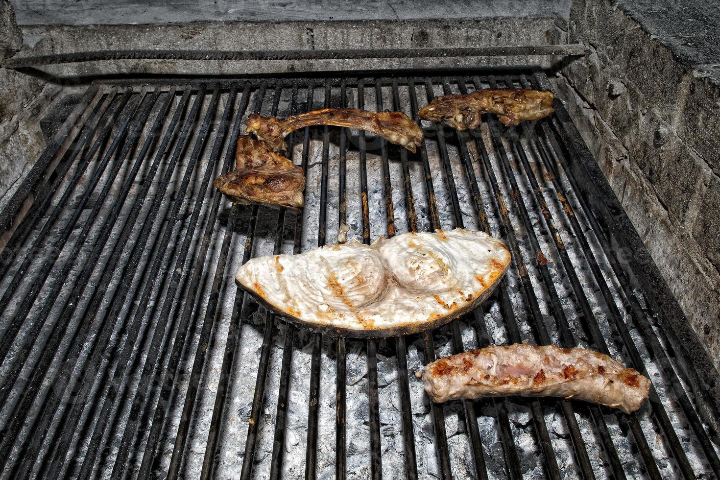 vis en vlees Aan barbecue foto