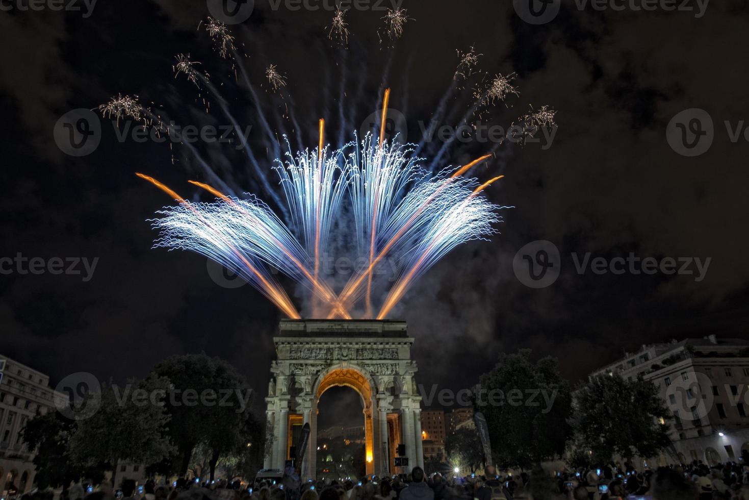 gelukkig nieuw jaar en vrolijk Kerstmis vuurwerk Aan triomf boog foto