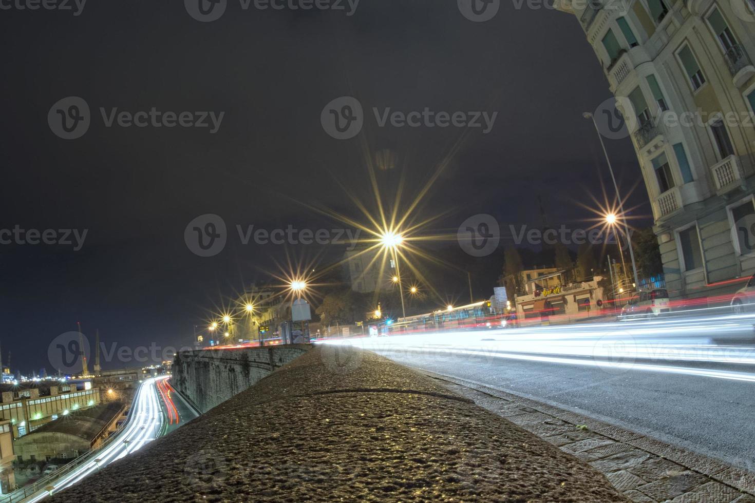 auto licht sporen Aan Genua viaduct Bij nacht foto