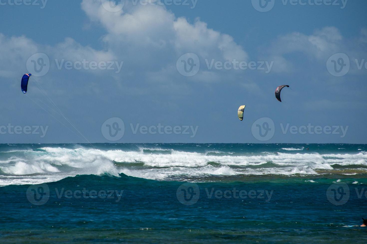 Honolulu, Verenigde Staten van Amerika - augustus, 14 2014 - mensen hebben pret Bij Hawaii strand met kite surfen foto