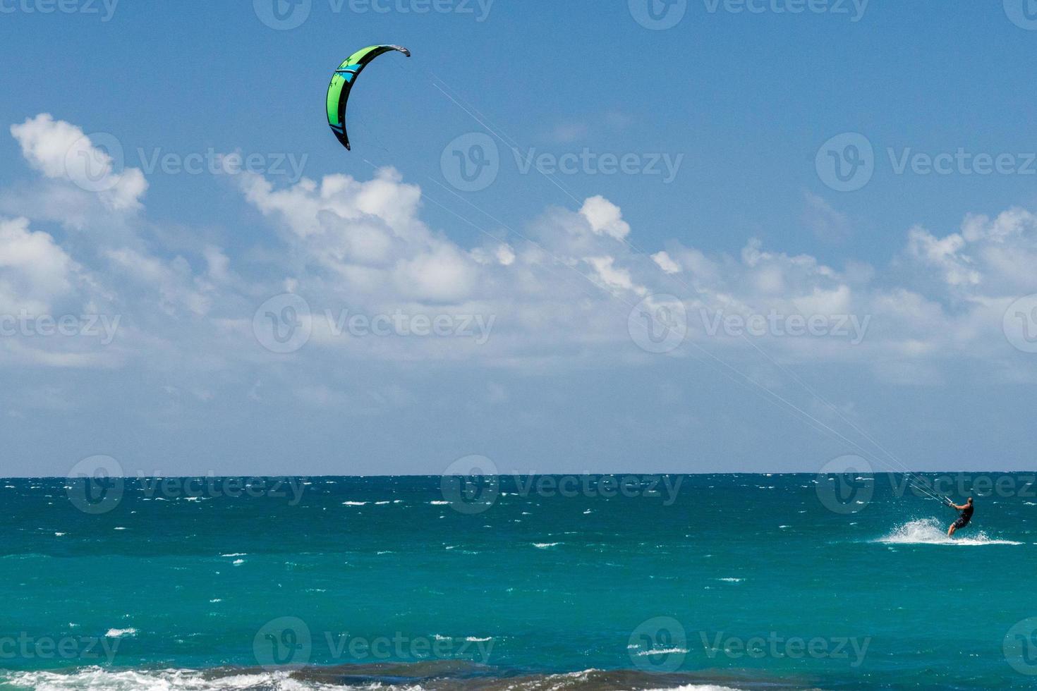 Honolulu, Verenigde Staten van Amerika - augustus, 14 2014 - mensen hebben pret Bij Hawaii strand met kite surfen foto