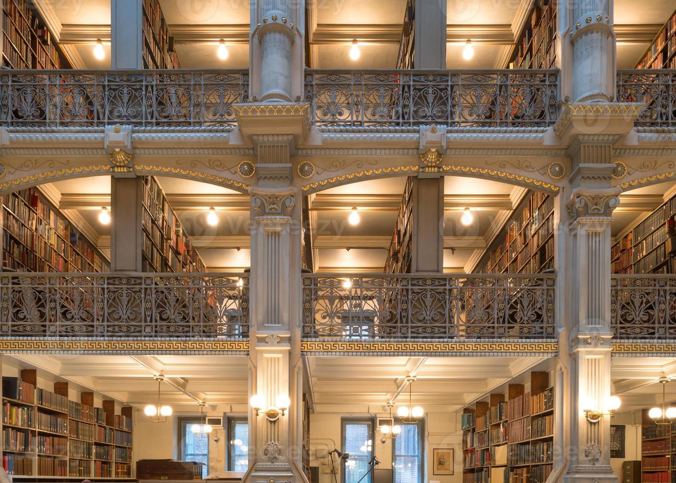 boeken plank niet een openbaar bibliotheek foto