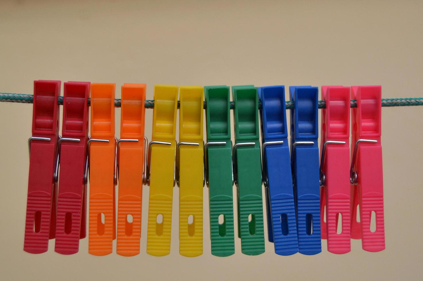 regenboogkleurige wasknijpers op een lijn foto