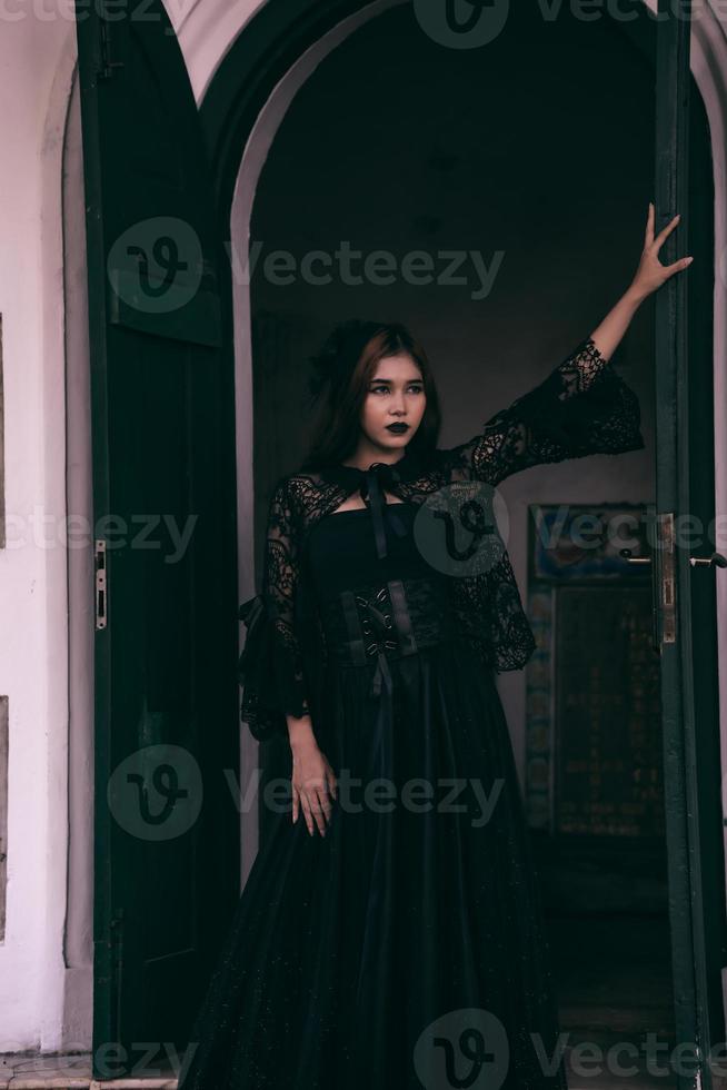 een goth Aziatisch vrouw jurken omhoog met zwart maken omhoog en draagt zwart kleren Leuk vinden een eng vrouw Bij de begrafenis foto