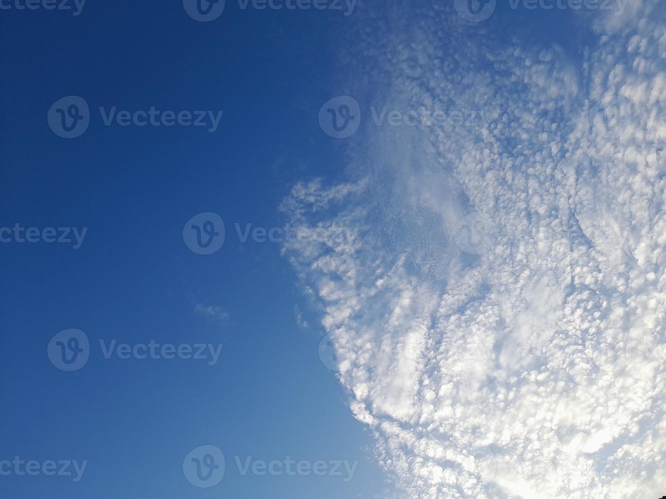 mooi wit wolken Aan diep blauw lucht achtergrond. groot helder zacht pluizig wolken zijn Hoes de geheel blauw lucht. foto