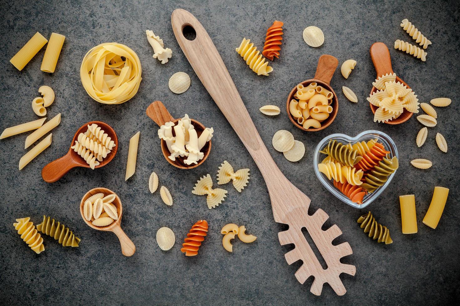 diverse pasta's en een houten gebruiksvoorwerp foto