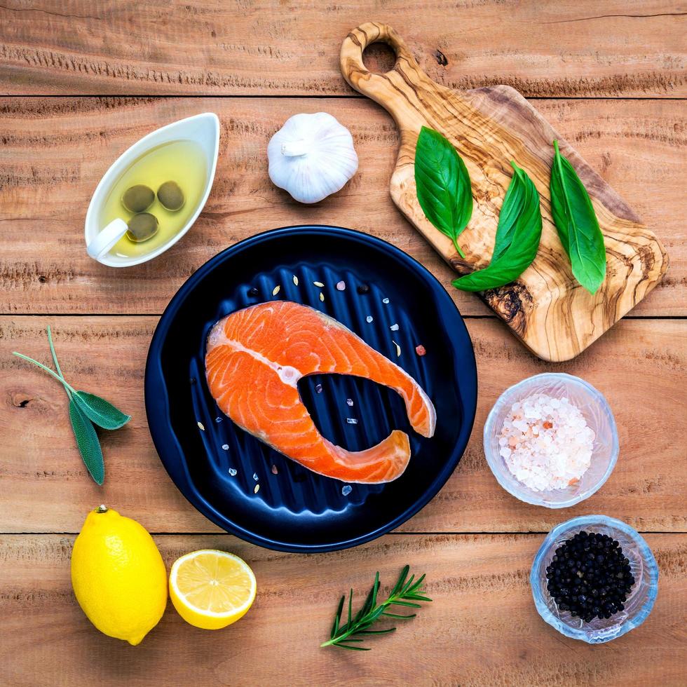 bovenaanzicht van zalm met ingrediënten foto