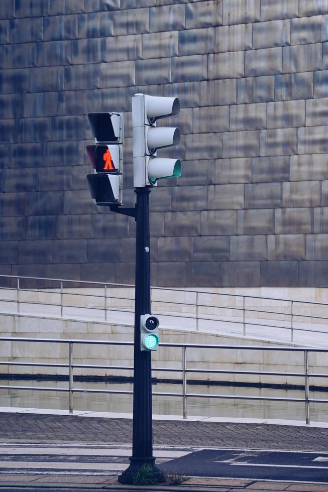 verkeerslicht op straat in bilbao city, spanje foto