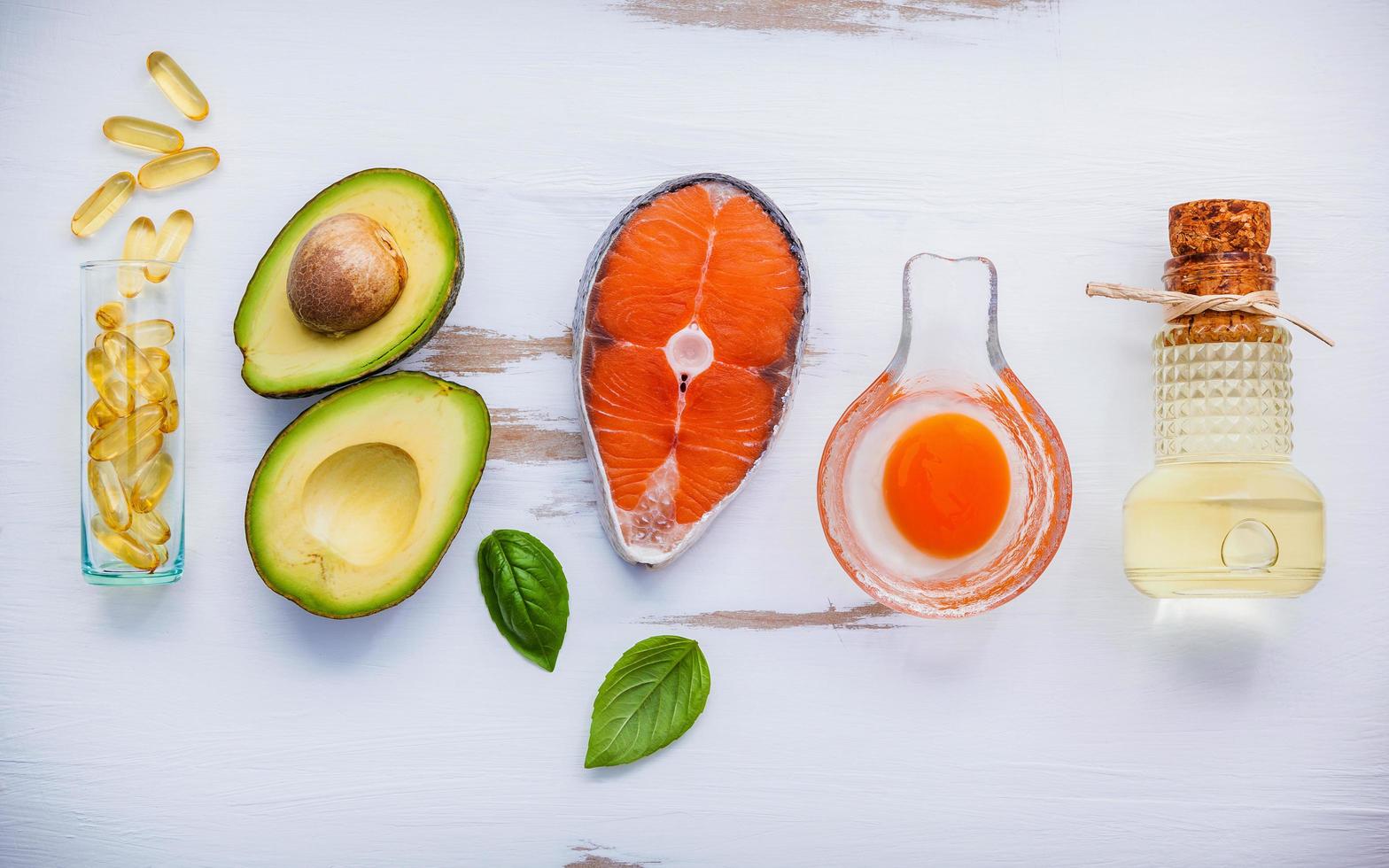 bovenaanzicht van gezonde ingrediënten op een armoedige witte achtergrond foto