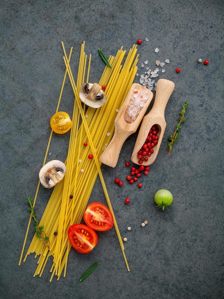 spaghetti-ingrediënten op donkergrijs foto