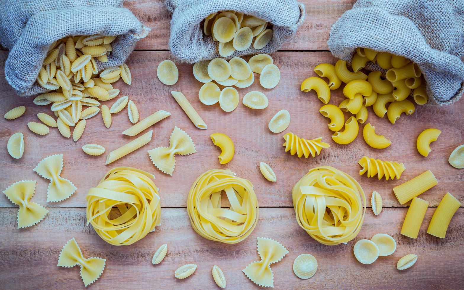 diverse gedroogde pasta's en tassen foto