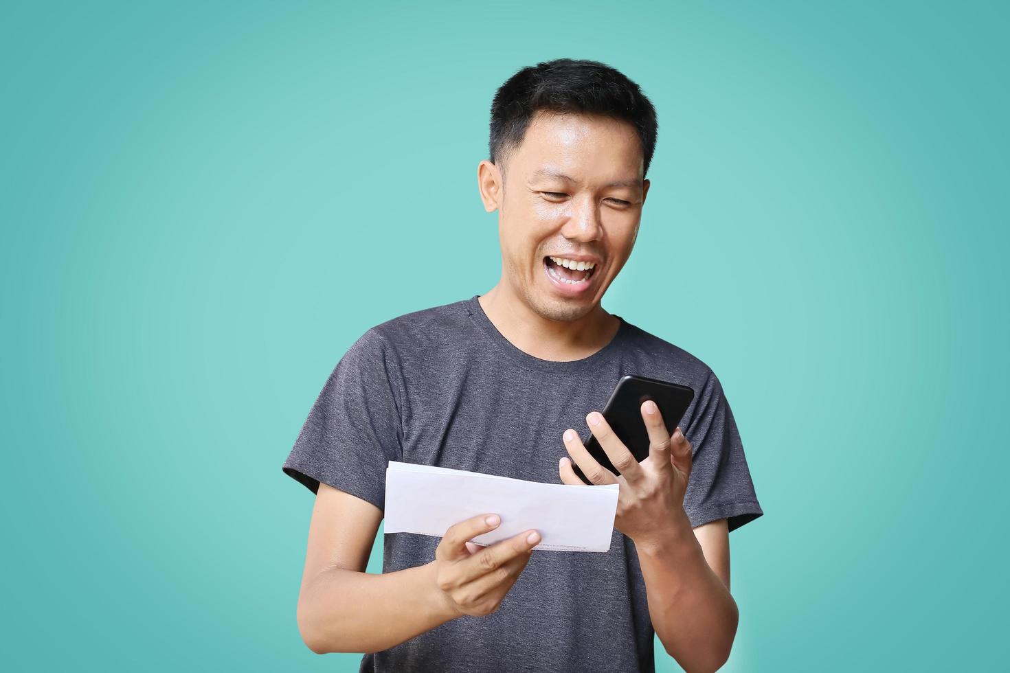 gelukkig man om te winnen als hij de documenten controleert foto