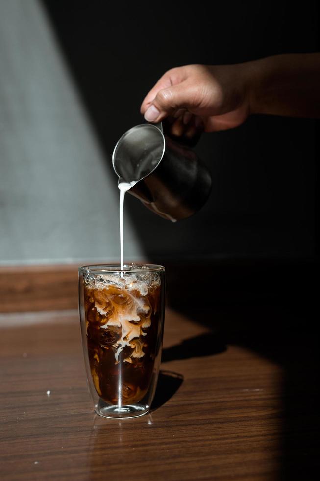 glas koffie met melk op tafel foto