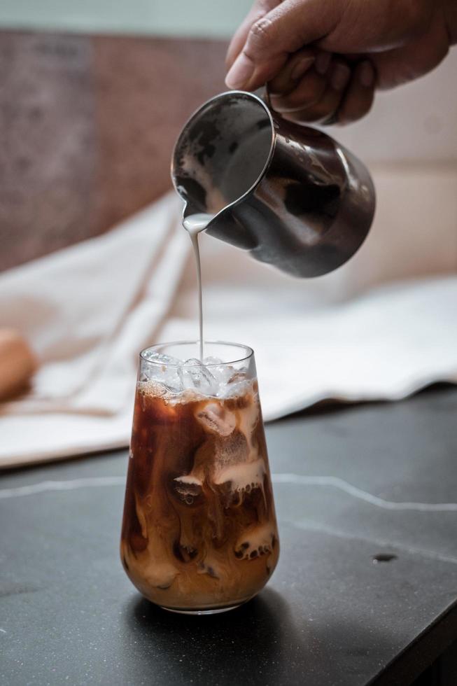 glas koffie met melk op tafel foto