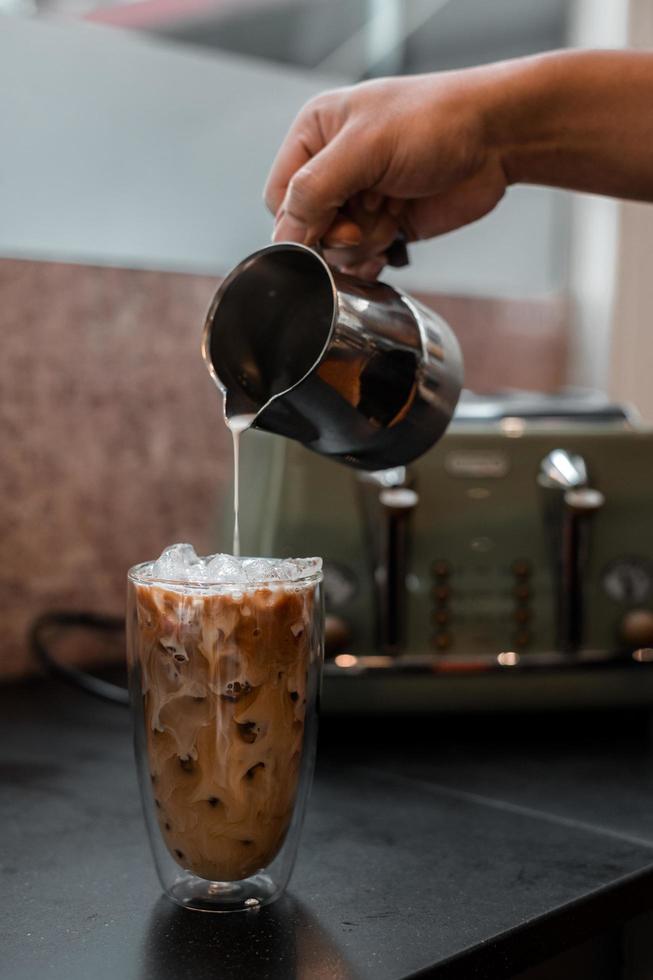 glas koffie met melk op tafel foto