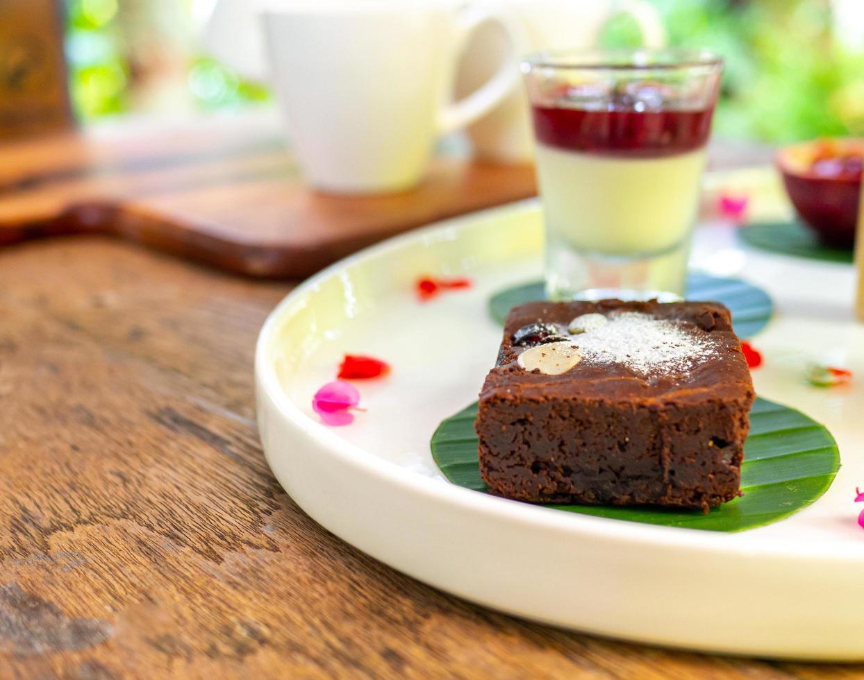 chocolade brownie gegarneerd met amandelen foto