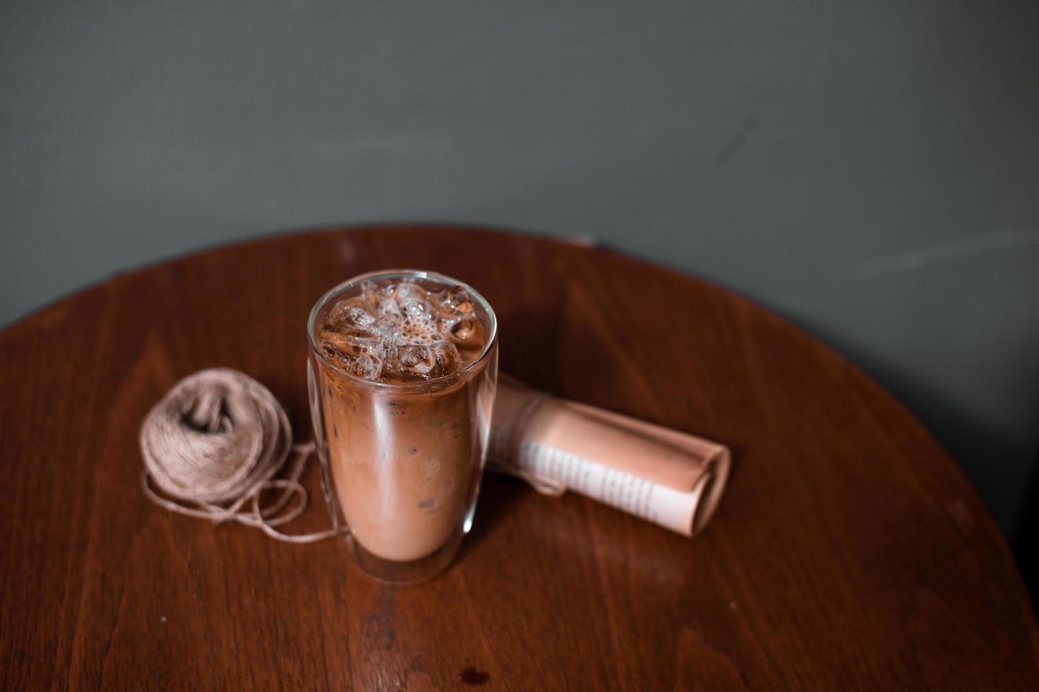 glas koffie met melk op tafel foto