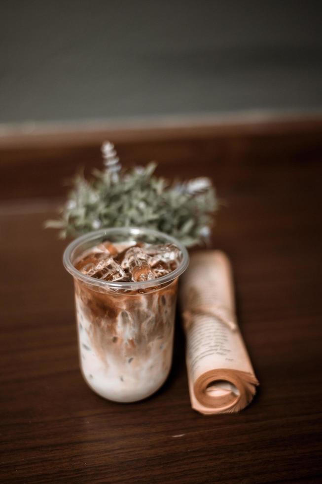 glas koffie met melk op tafel foto