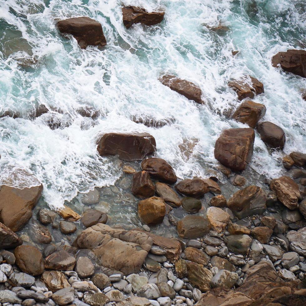 rotsen en golven in de zee aan de kust, bilbao, spanje foto