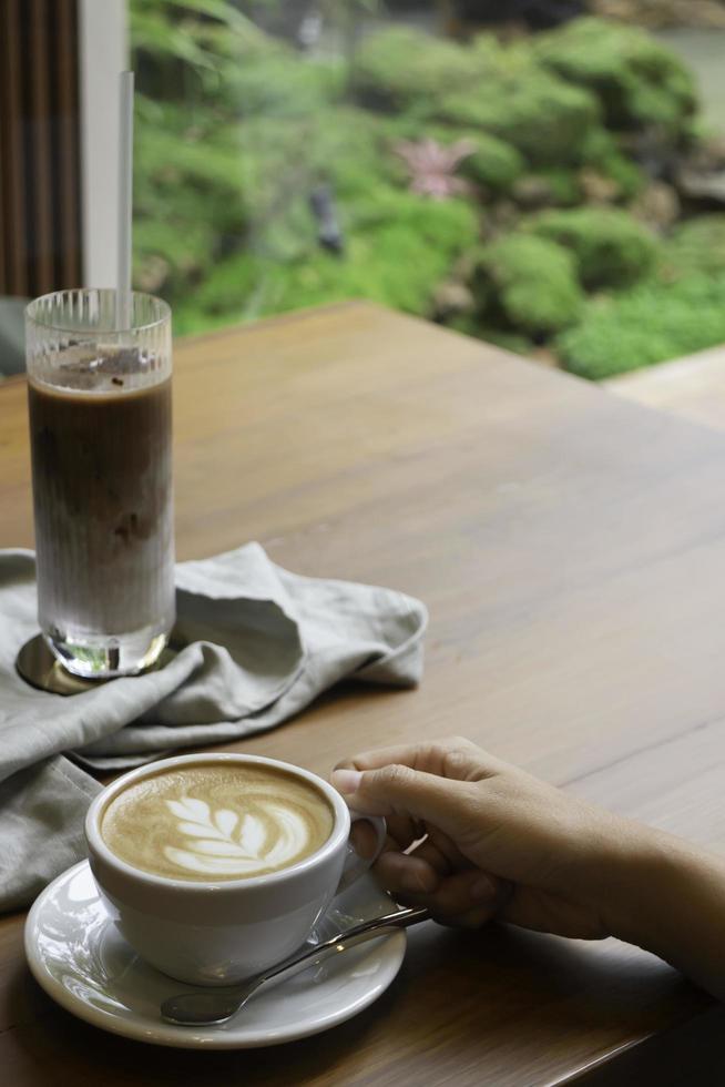 warme koffie op een houten tafel foto