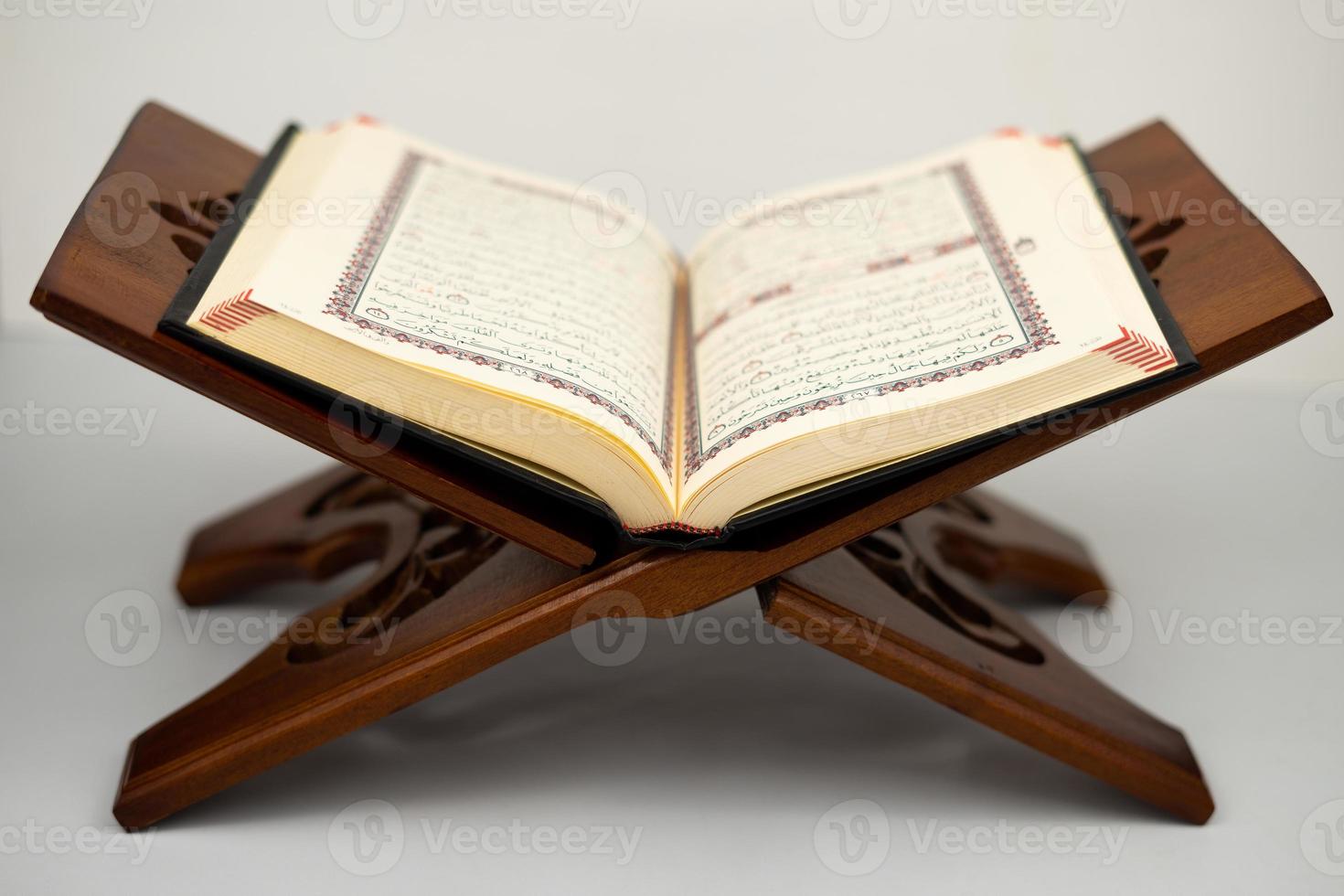 Open heilig koran Aan traditioneel houten tafel foto