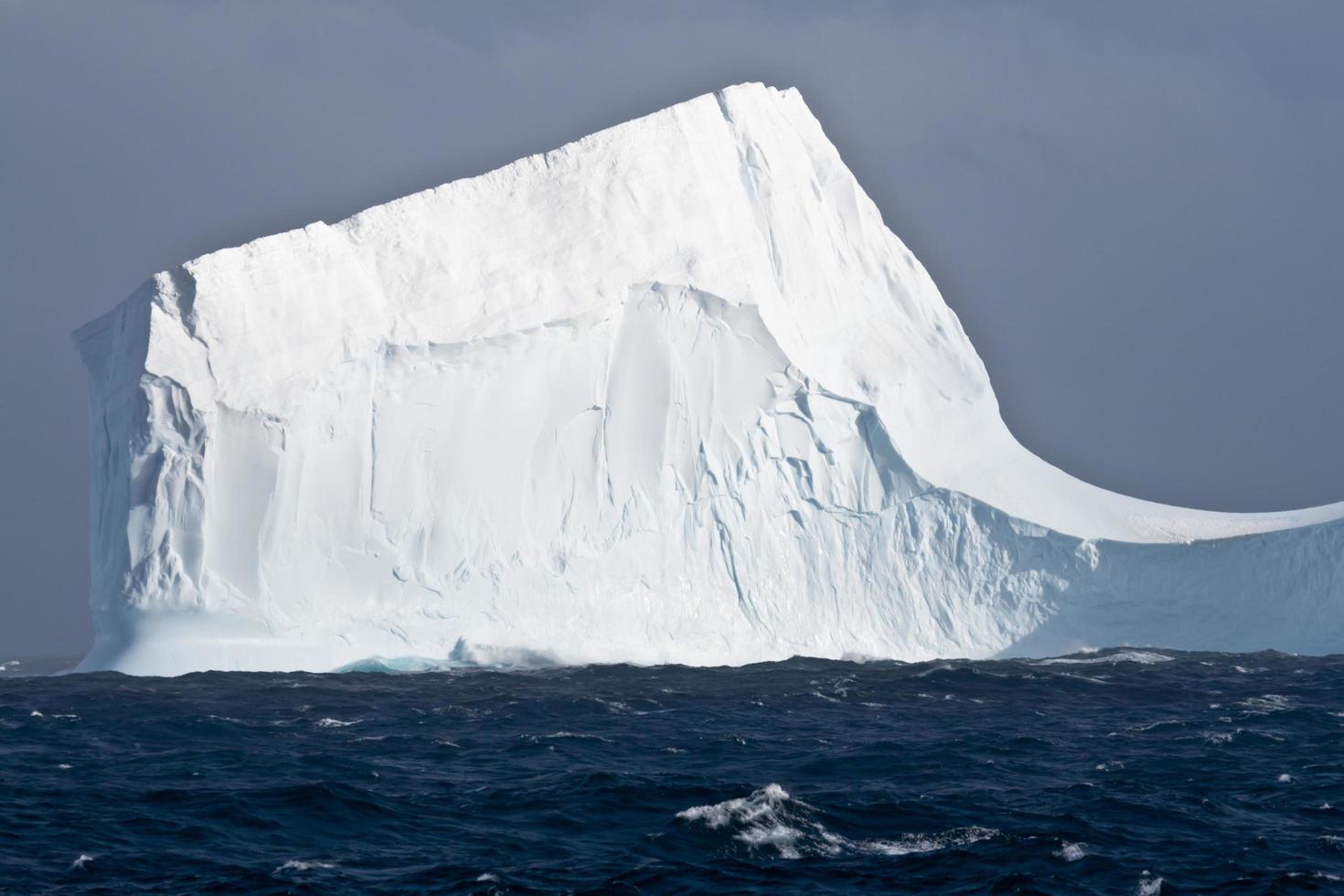 tabelvormige ijsberg in antarctica foto