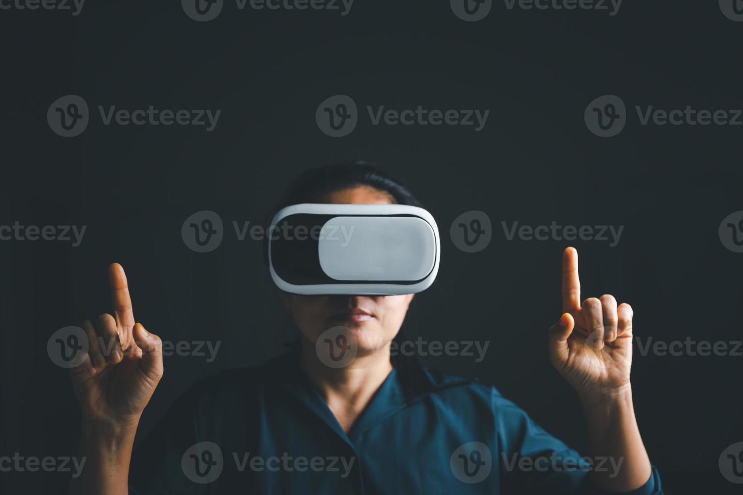 vrouw met bril van virtueel realiteit. toekomst technologie concept. metaverse technologie concept. vr virtueel realiteit stofbril. futuristische levensstijl. vrouw gebruik makend van virtueel realiteit koptelefoon Bij huis kantoor. foto