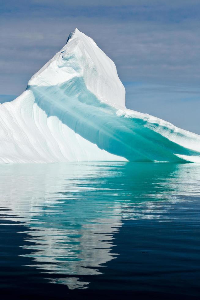 topvormige ijsberg in antarctica foto