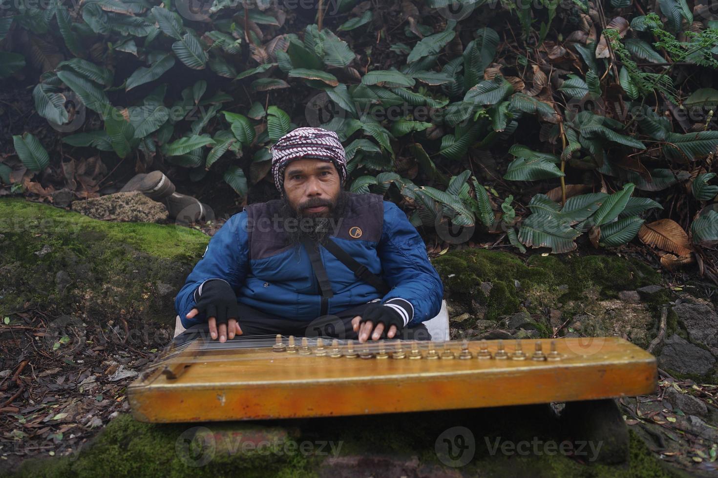 een Mens spelen kecapi traditioneel Sundanees muziek- in de Ciwidey, bandung, west Java, Indonesië. foto