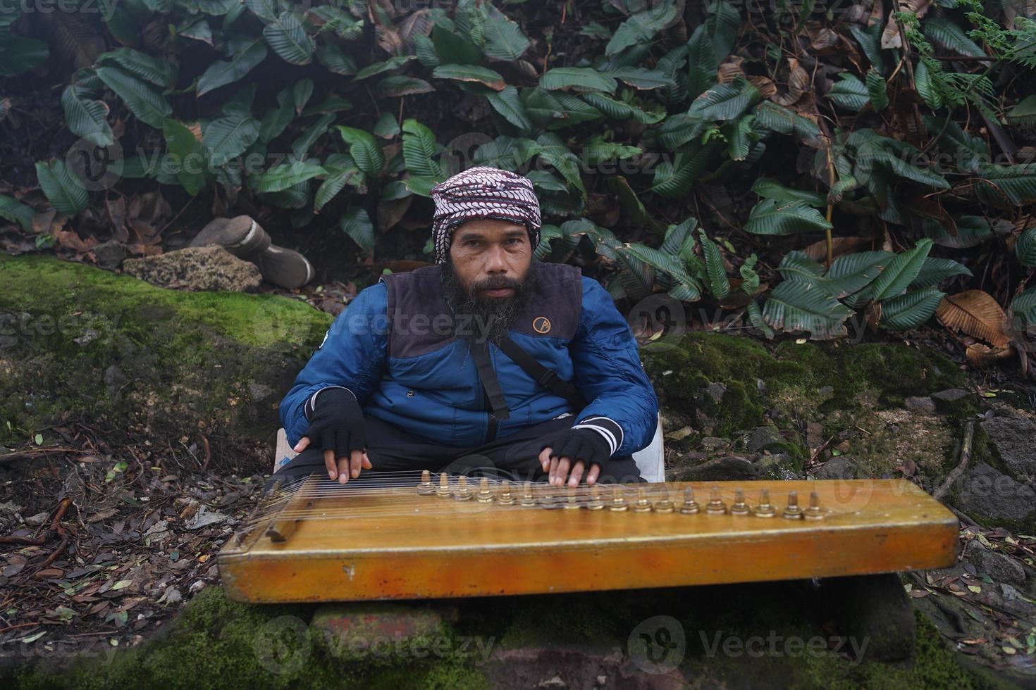 een Mens spelen kecapi traditioneel Sundanees muziek- in de Ciwidey, bandung, west Java, Indonesië. foto