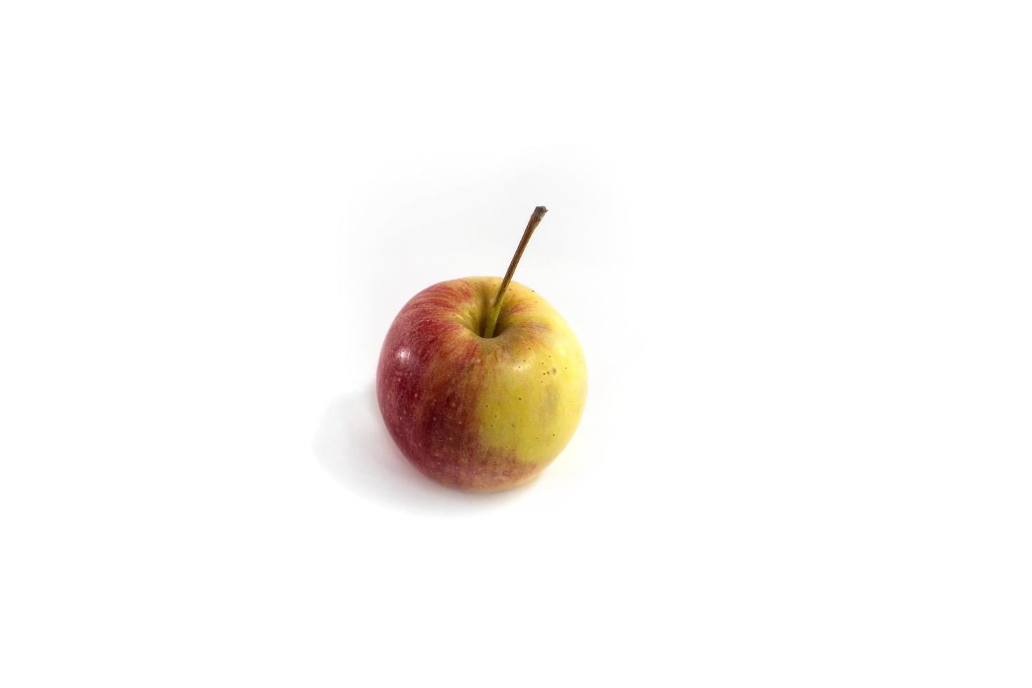 rode appel geïsoleerd op de witte achtergrond foto