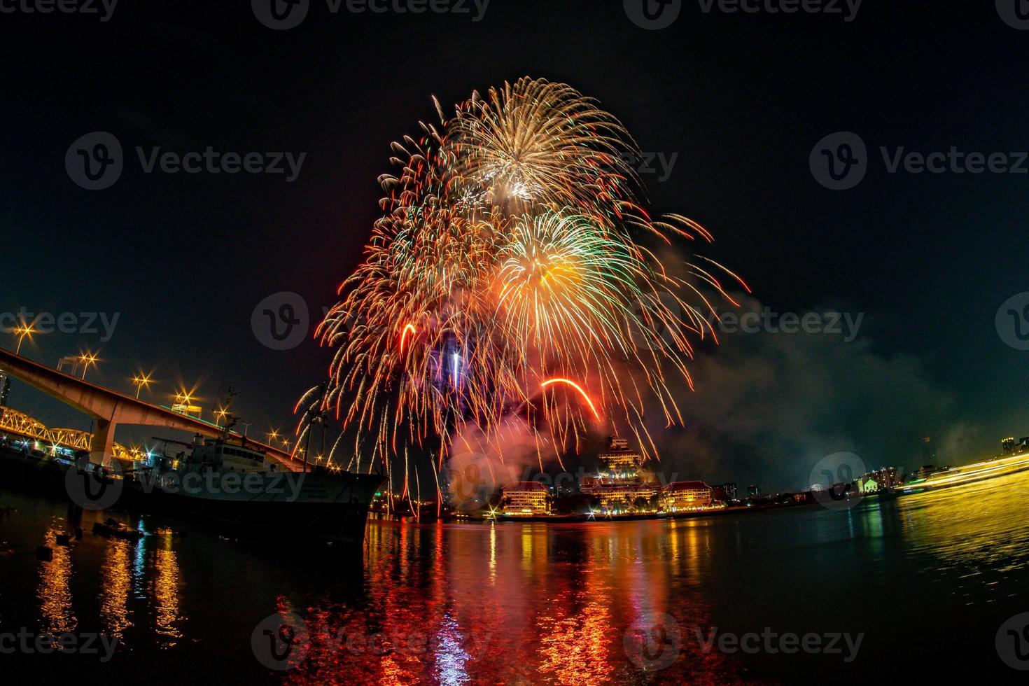 vuurwerk op de rivier in de donkere lucht foto