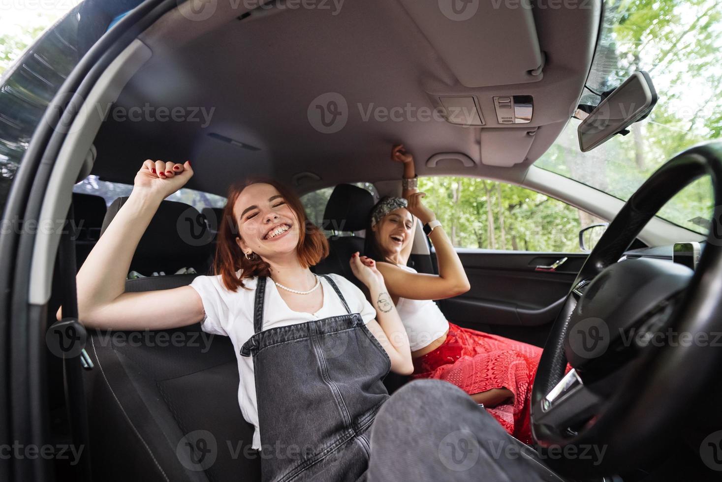 jong vrouwtjes Aan een weg reis op reis door een auto. foto