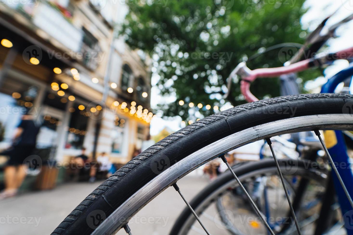 fiets wielen dichtbij omhoog Aan de straat foto