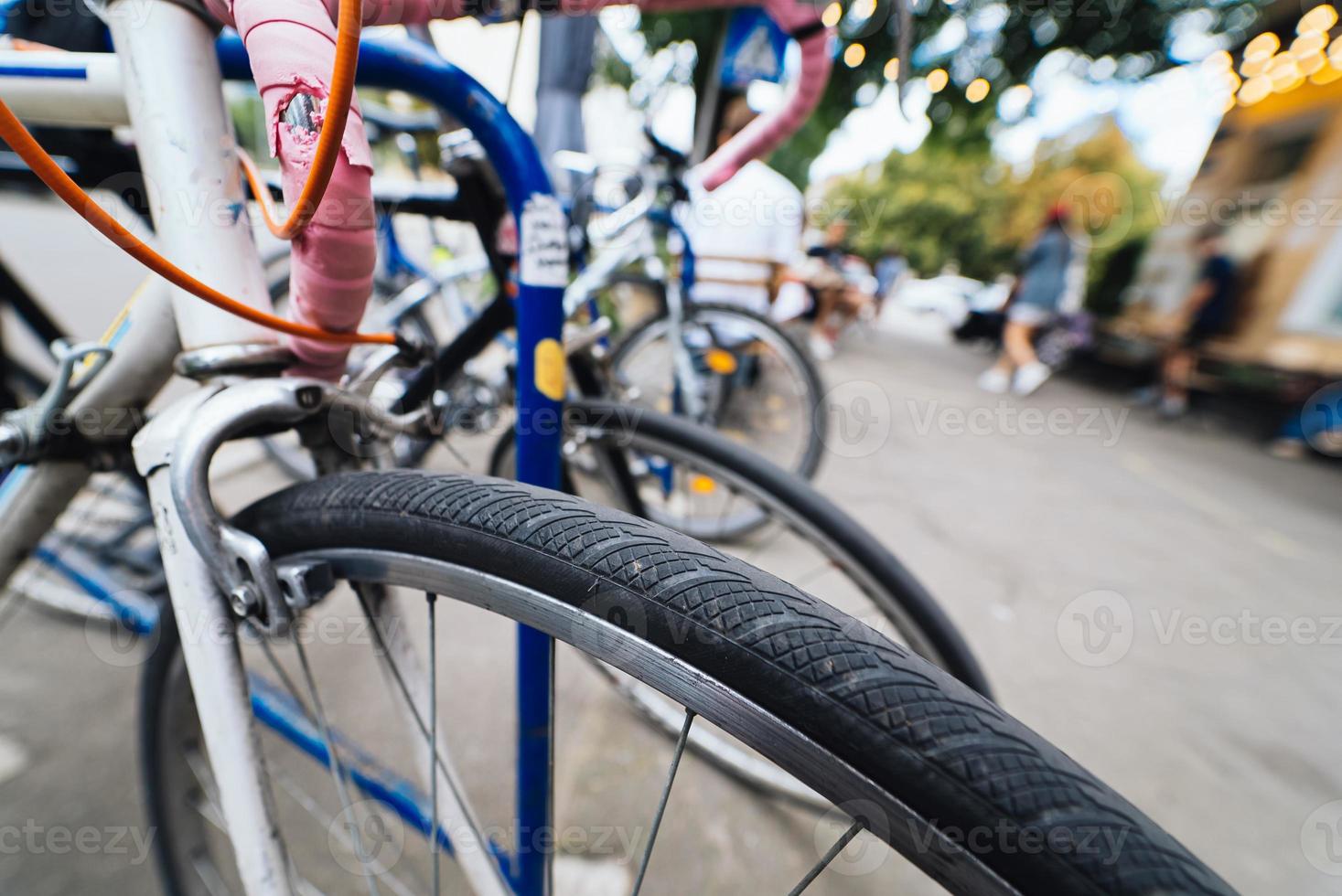 fiets wielen dichtbij omhoog Aan de straat foto