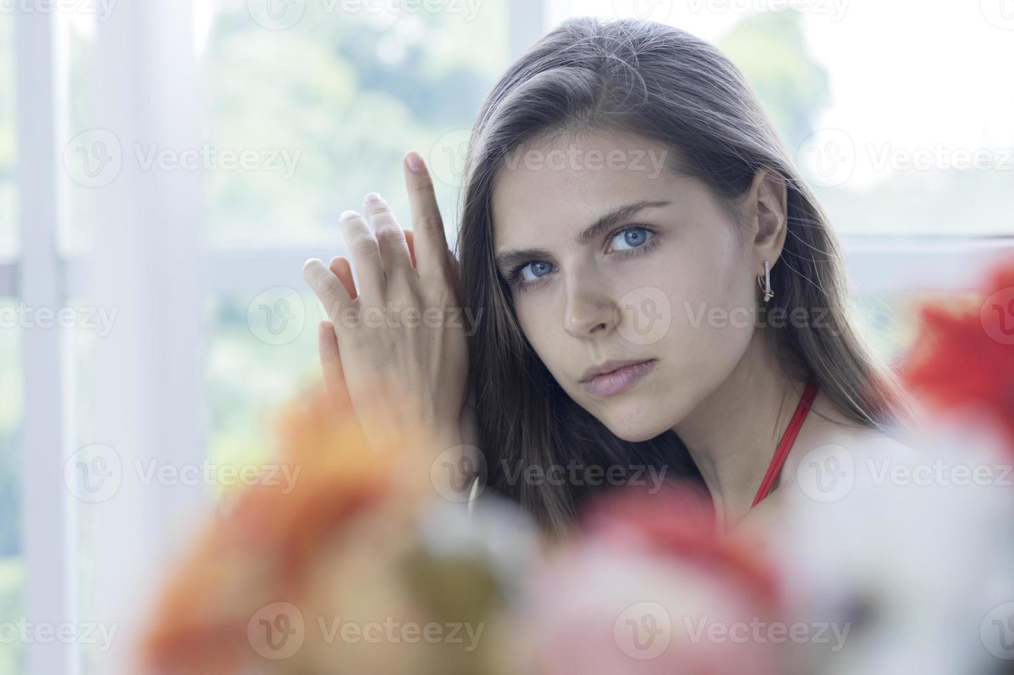 portret van een jonge vrouw die gelukkig lacht op vakantie foto