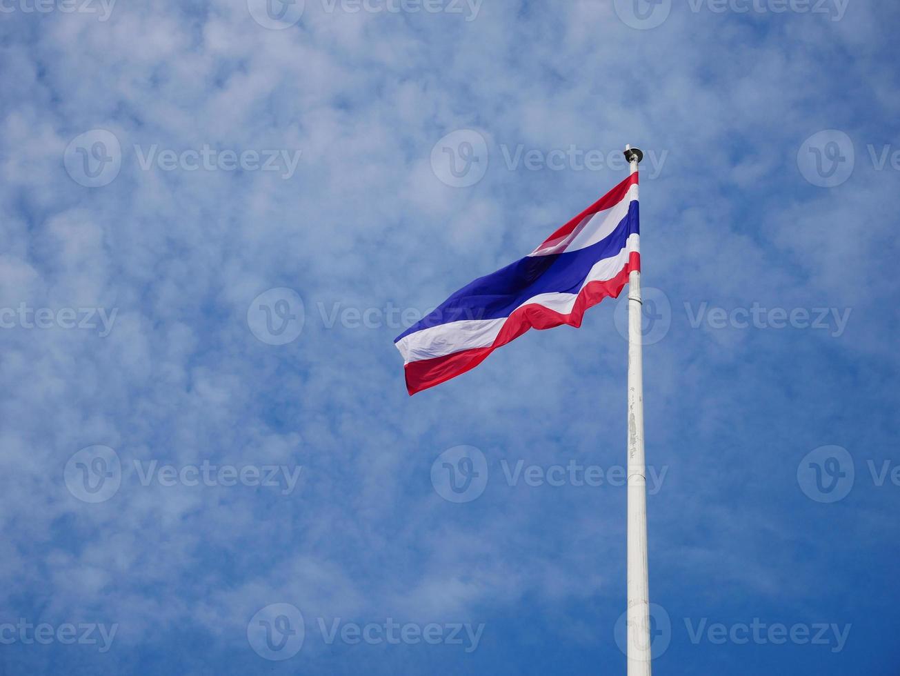 Thaise nationale vlag op blauwe hemelachtergrond foto