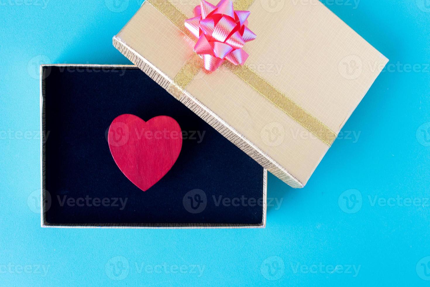 rood hart en geschenkdoos liefde als Valentijnsdag concept foto