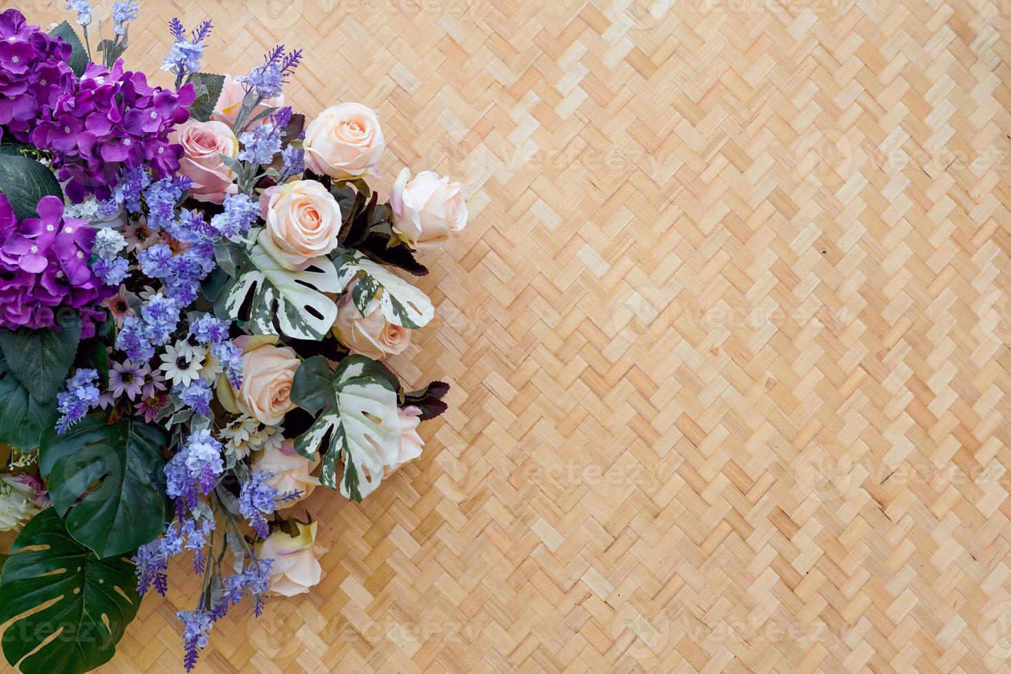 bamboe geweven matten zijn versierd met mooi kleurrijk plastic bloemen. gebruikt naar versieren de backdrop naar nemen afbeeldingen van divers evenementen. wie willen een natuurlijk Look. zacht en selectief focus. foto