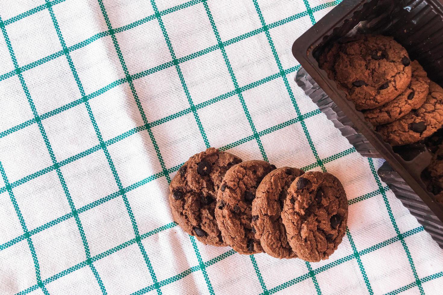 chocoladekoekjes op de achtergrond van de keukendoek foto