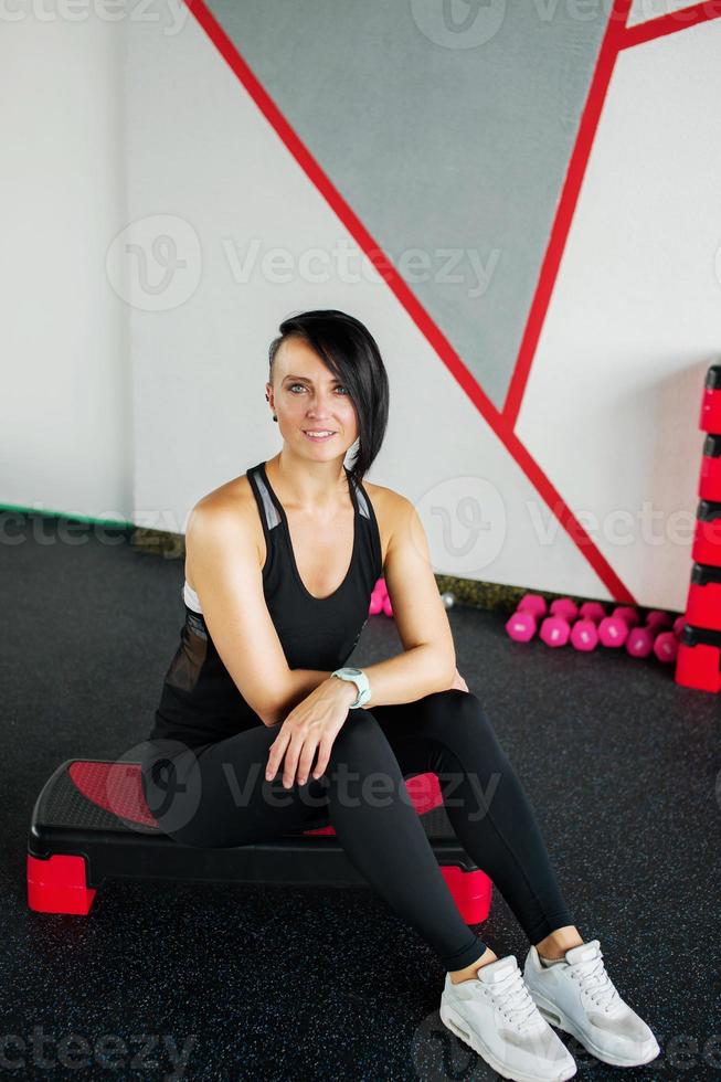 schattig meisje trainer in de geschiktheid kamer foto