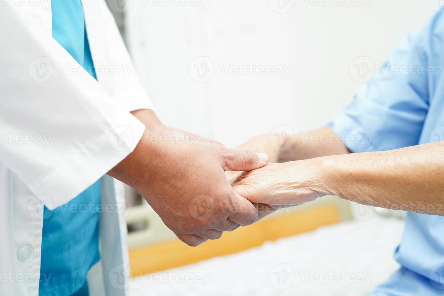 arts hand in hand Aziatische oudere vrouw patiënt, hulp en zorg in het ziekenhuis. foto
