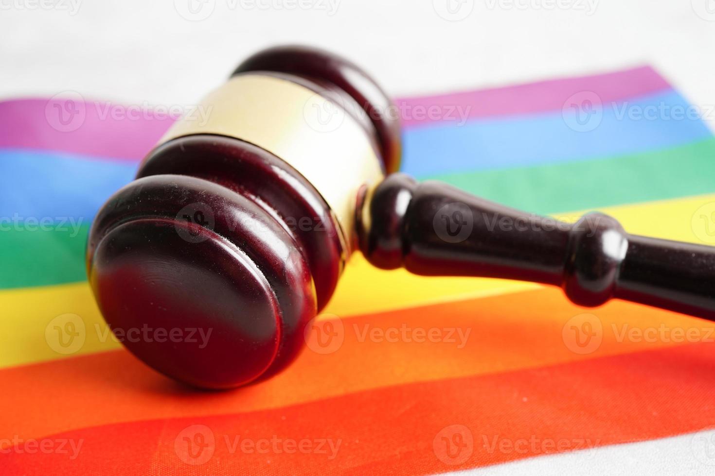 hamer voor rechter advocaat met hart regenboog vlag, symbool van lgbt trots maand. foto