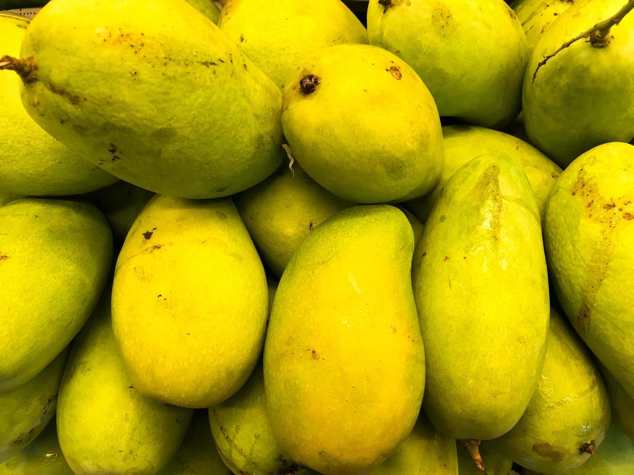 een overhead visie van een stapel van vers mango's foto