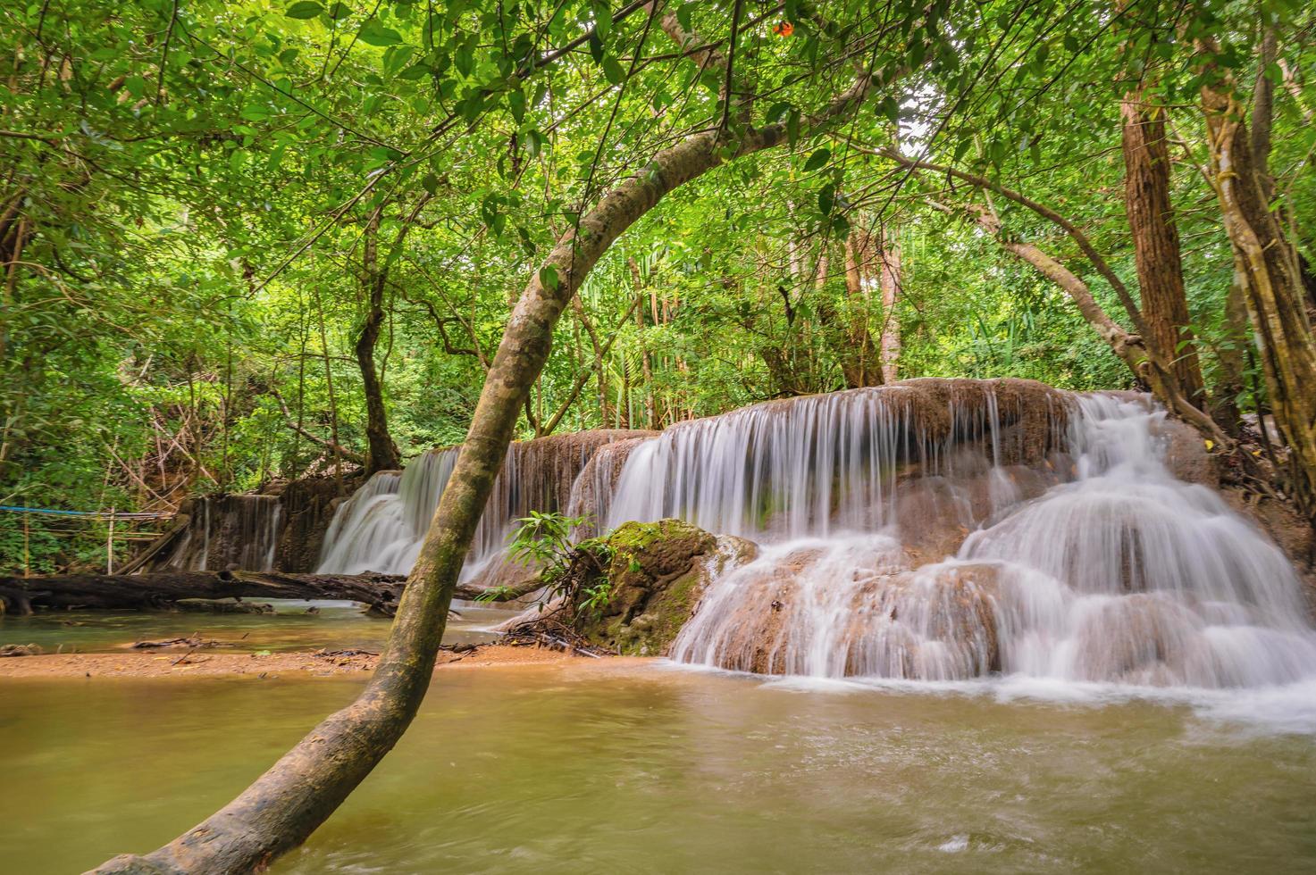 landschap van huai mae khamin waterval srinakarin nationaal park Bij kanchanaburi thailand.huai mae khamin waterval zesde verdieping dong phi aanklagen foto