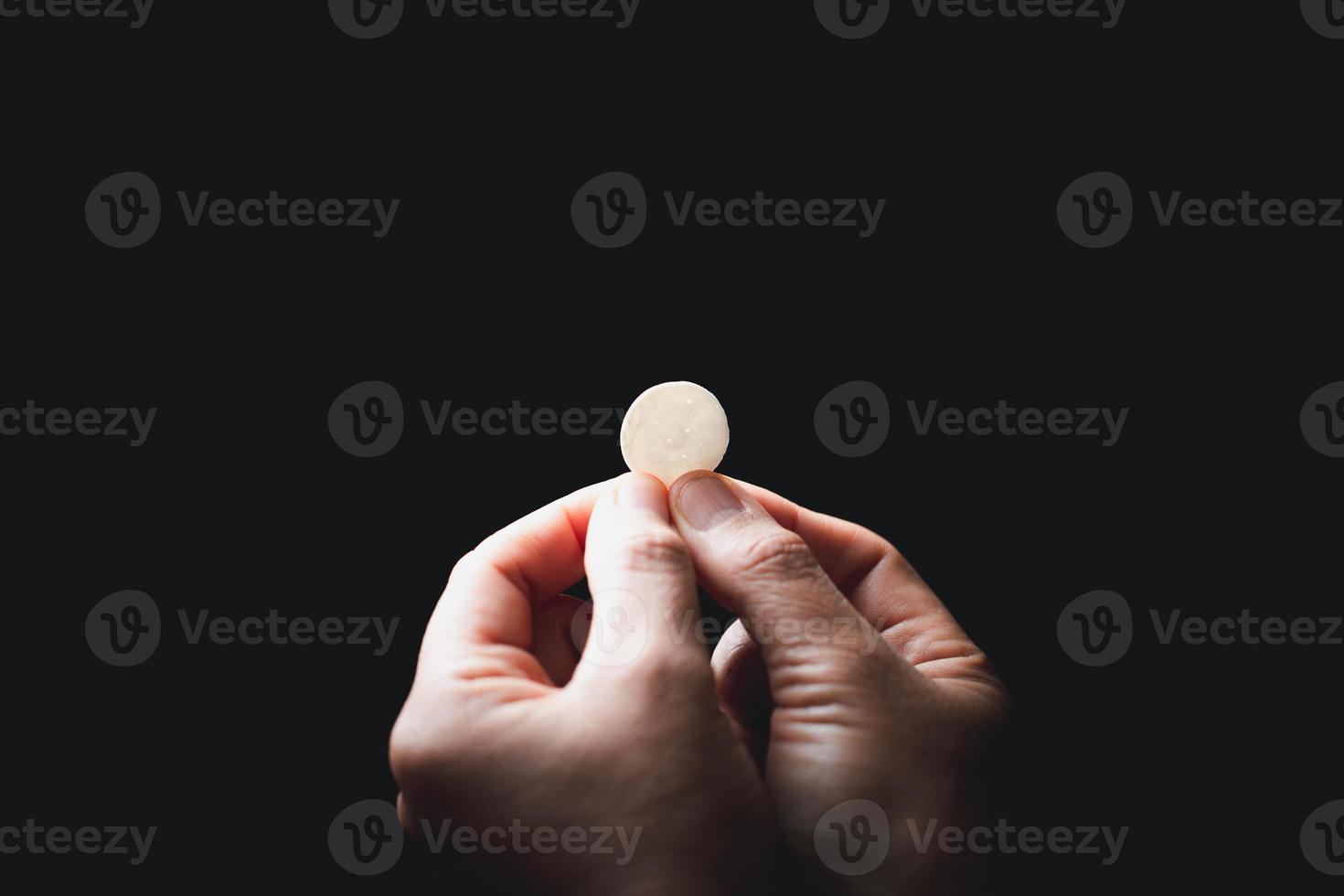 concept van Eucharistie of heilig gemeenschap van Christendom. Eucharistie is sacrament ingesteld door Jezus. gedurende laatste avondmaal met discipelen. brood en wijn is lichaam en bloed van Jezus Christus van christenen. foto