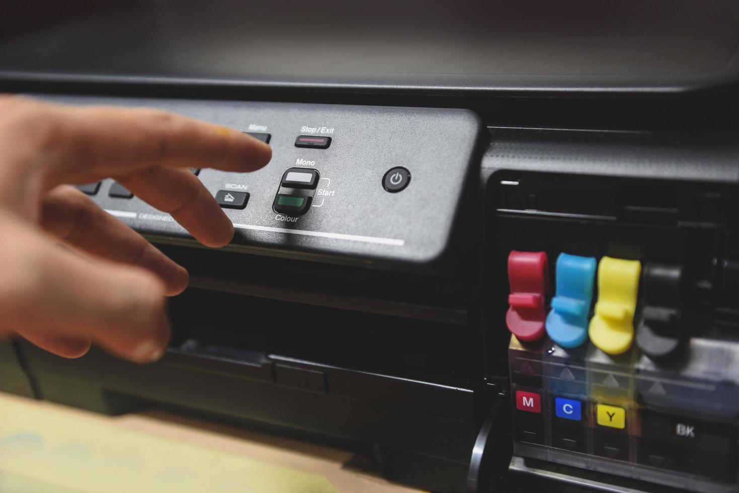 kopieerapparaat concept - bedrijf Mens hand- druk op knop Aan paneel Aan printer inkt voor scanner kopiëren machine benodigdheden Bij kantoor foto