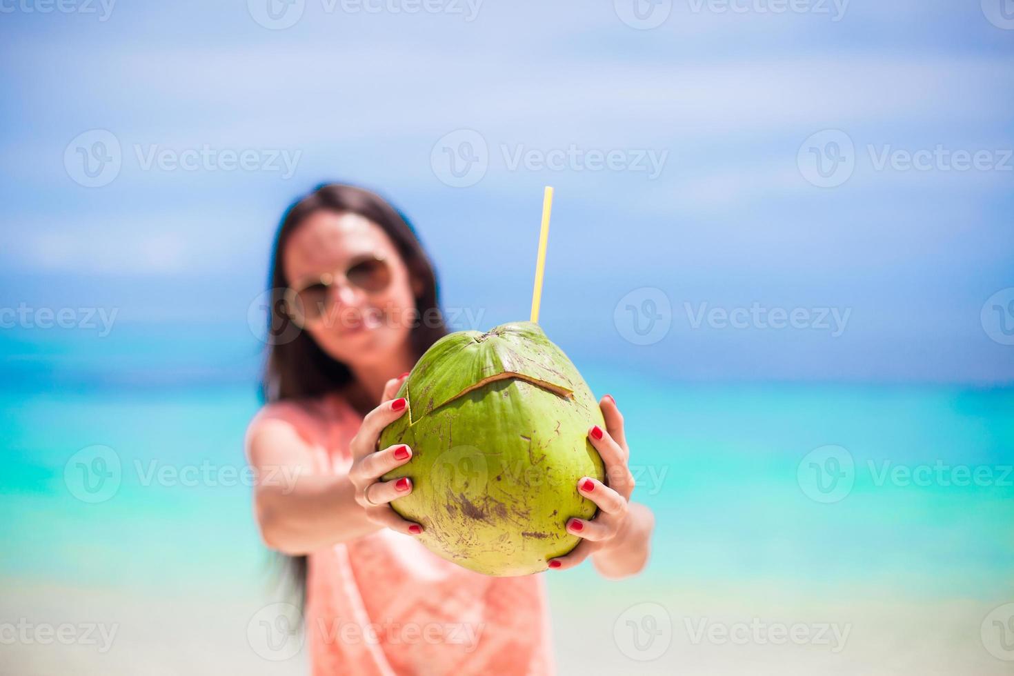 vrouw Holding een kokosnoot foto