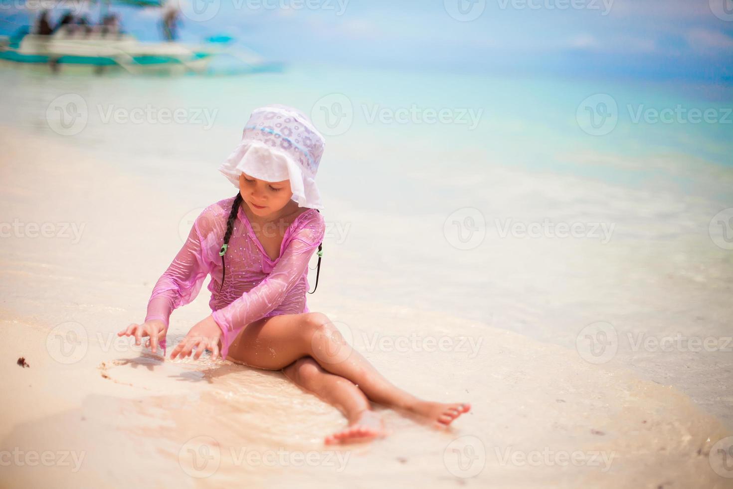 weinig meisje hebben pret Aan de strand foto