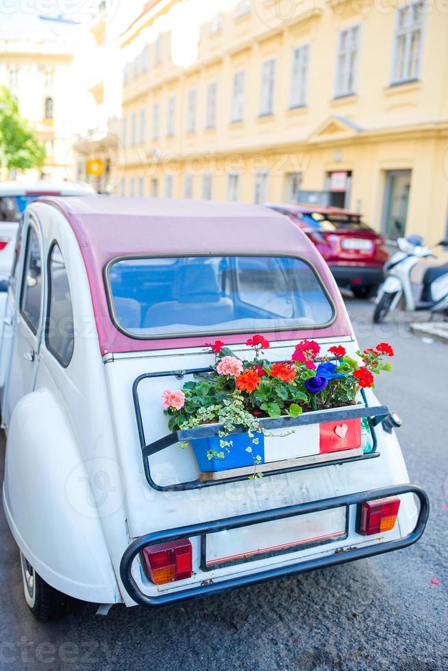 visie van schattig auto met bloemen in Frankrijk foto